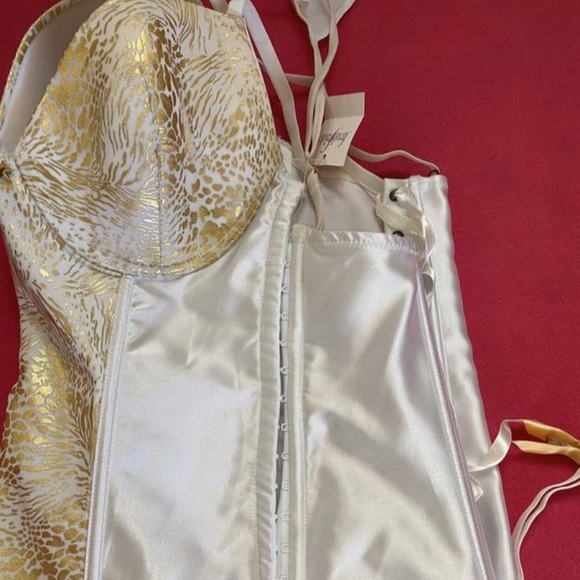 Fredrick’s of Hollywood corset with matching g-string - white & gold cheetah - Picture 7 of 11